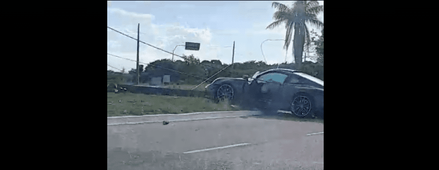 Carro de luxo Porsche, avaliado em cerca de R$ 1 milhão, derruba poste em avenida de João Pessoa