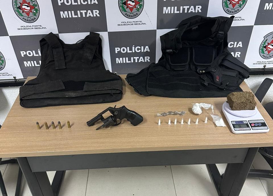 Uma operação policial resultou na apreensão de drogas, colete balístico, arma e munições no bairro Colinas do Sul. A ação ocorreu na noite desta sexta-feira (1º).
