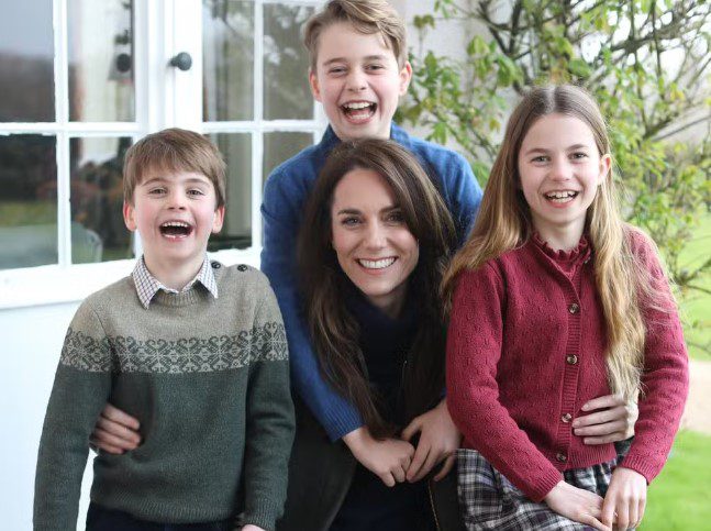 A princesa Kate ao lado dos filhos Louis, George e Charlotte em foto para o Dia das Mães — Foto: Príncipe William/Palácio de Kensington