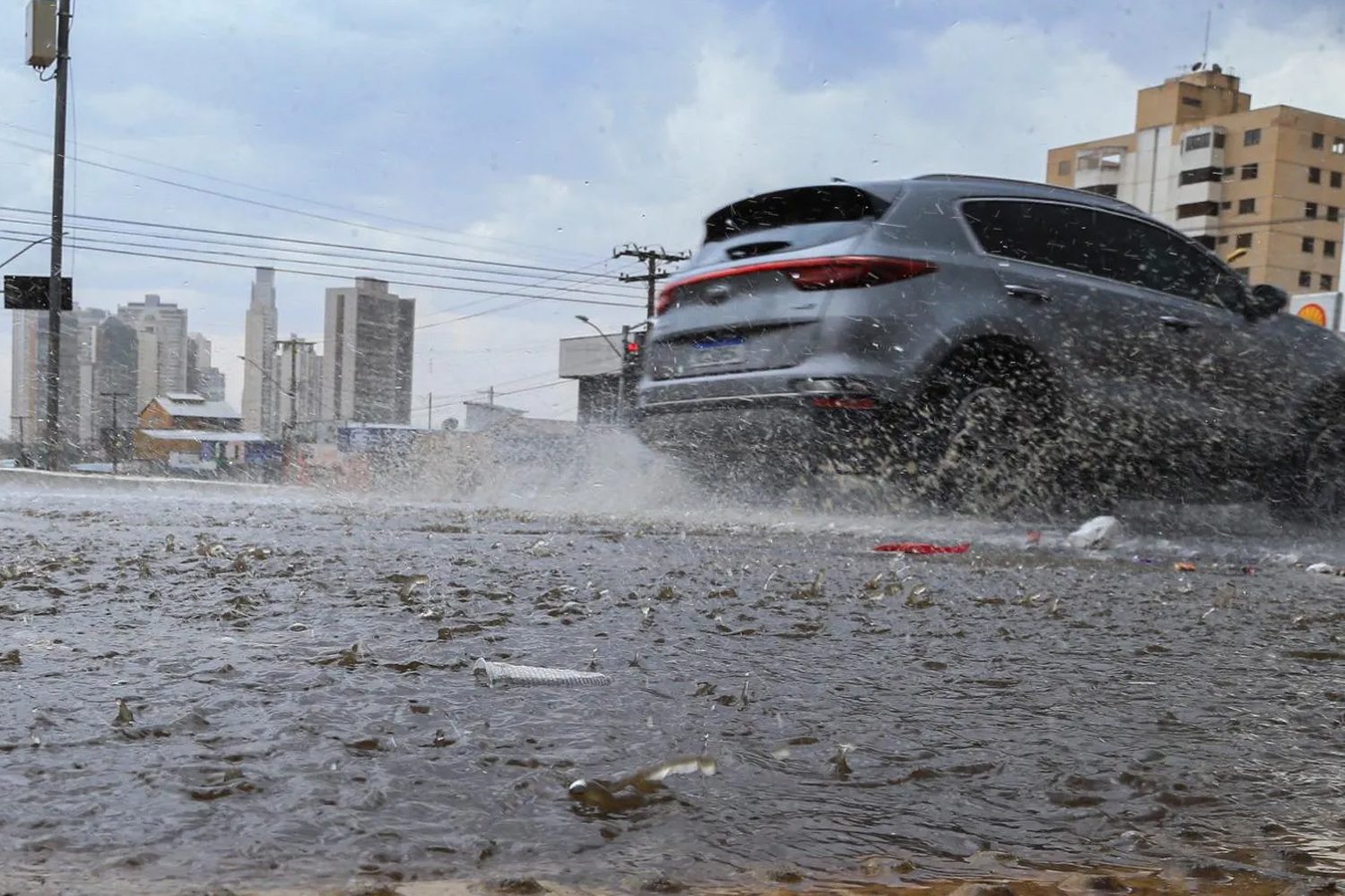 Tempestade deixa rastros destruição e alagamentos em Campina Grande