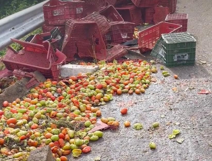 Motorista morre após carreta tombar na Serra de Teixeira; carga é saqueada enquanto vítima pedia socorro