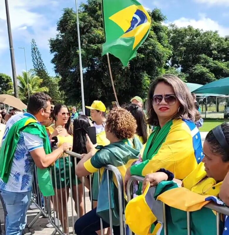 Apoiadores de Bolsonaro se aglomeram no aeroporto Castro Pinto para receber ex-presidente