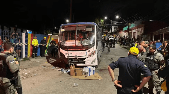 Sobe para 7 número de mortos após micro-ônibus atropelar fiéis em procissão no Grande Recife; acidente deixou 26 feridos