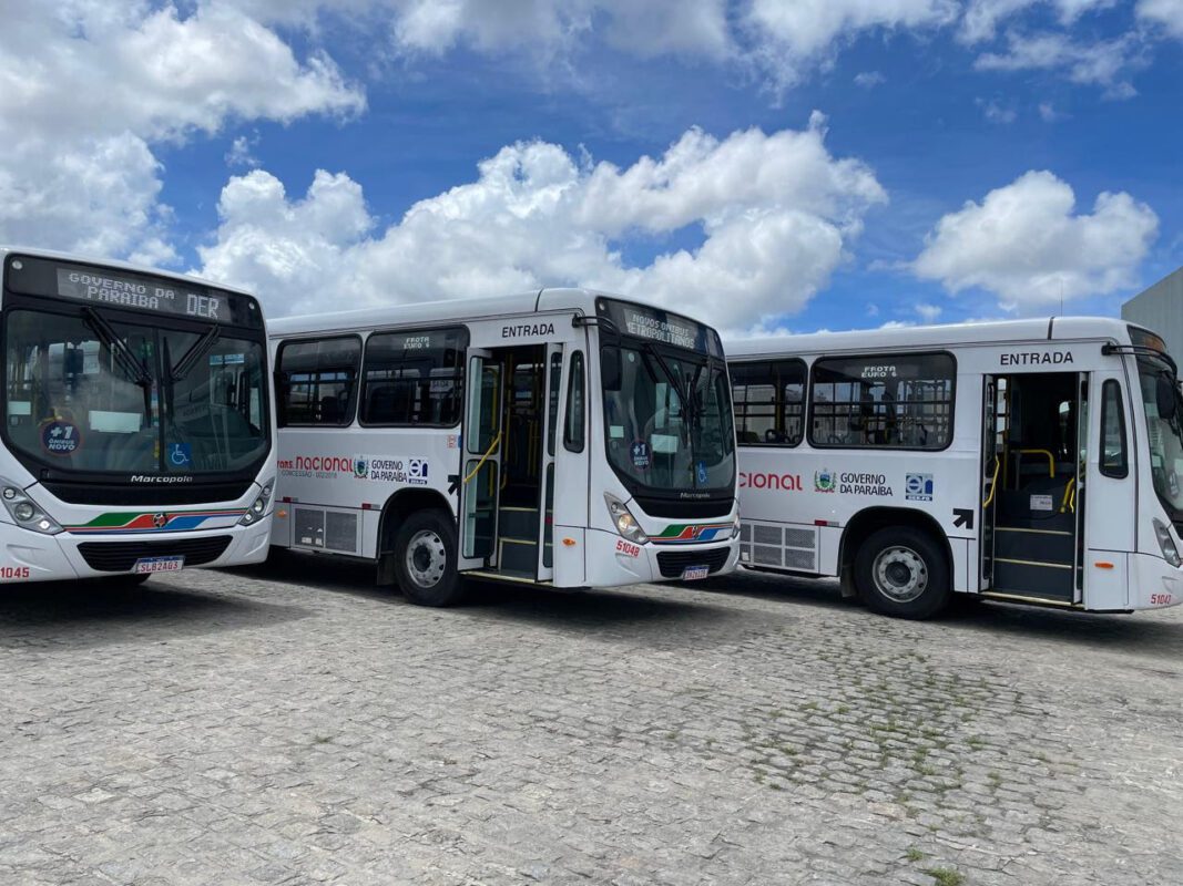 Motoristas se reúnem em assembleia e devem seguir juntos para audiência no Tribunal do Trabalho, anuncia presidente do sindicato