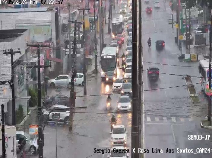 Vias da Grande João Pessoa registram acúmulo de água e trânsito lento após fortes chuvas
