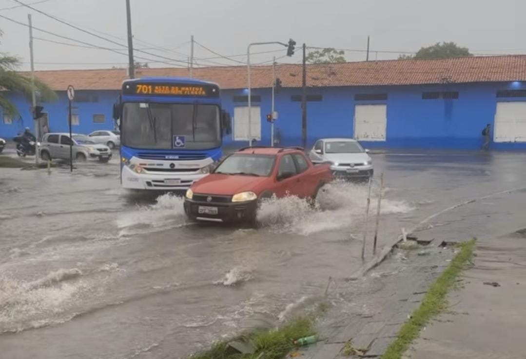 Vias da Grande João Pessoa registram acúmulo de água e trânsito lento após fortes chuvas