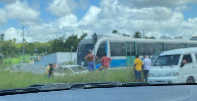Motorista tenta atravessar cruzamento e carro é atingido por trem em João Pessoa