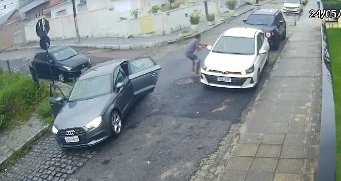 VÍDEO: bandidos aterrorizam populares e roubam carro em frente a condomínio em João Pessoa
