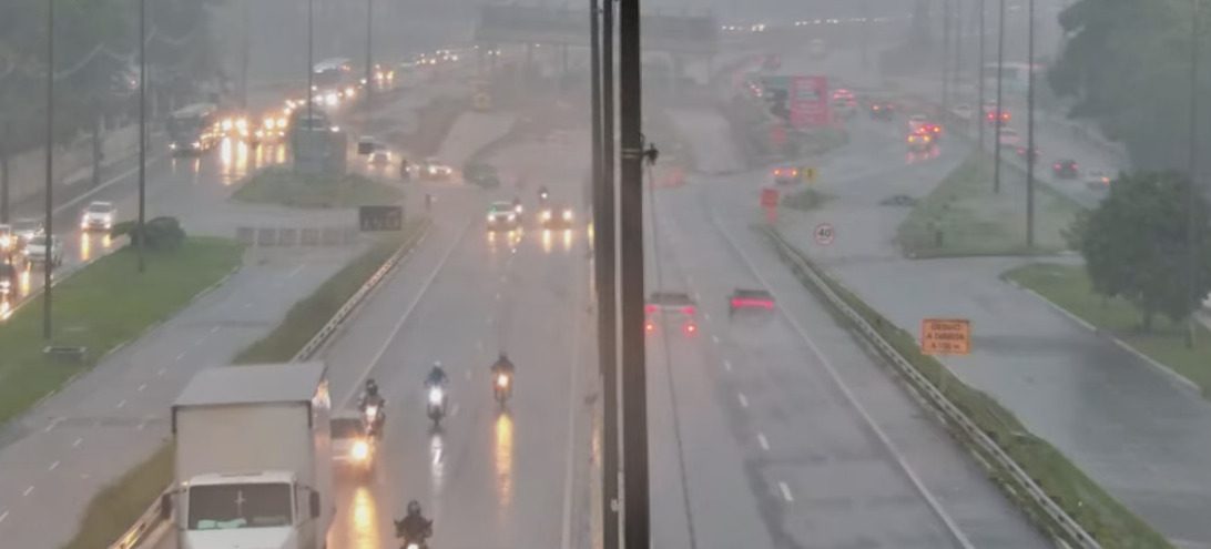 FOTOS: fortes chuvas atingem Região Metropolitana de João Pessoa, que registra pontos de alagamento e trânsito lento