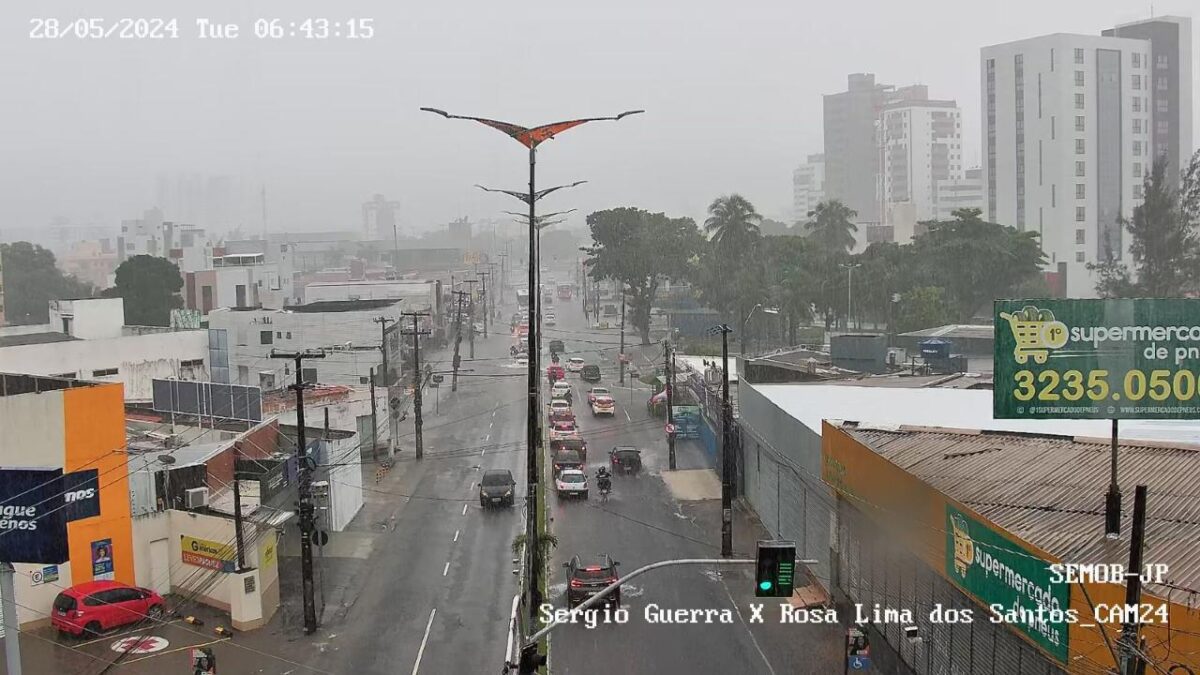 FOTOS e VÍDEOS: com fortes chuvas, João Pessoa registra diversos pontos de alagamento e trânsito lento
