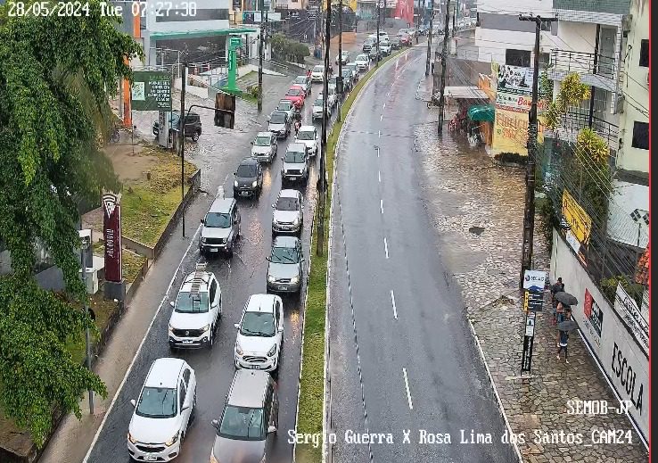 FOTOS e VÍDEOS: com fortes chuvas, João Pessoa registra diversos pontos de alagamento e trânsito lento