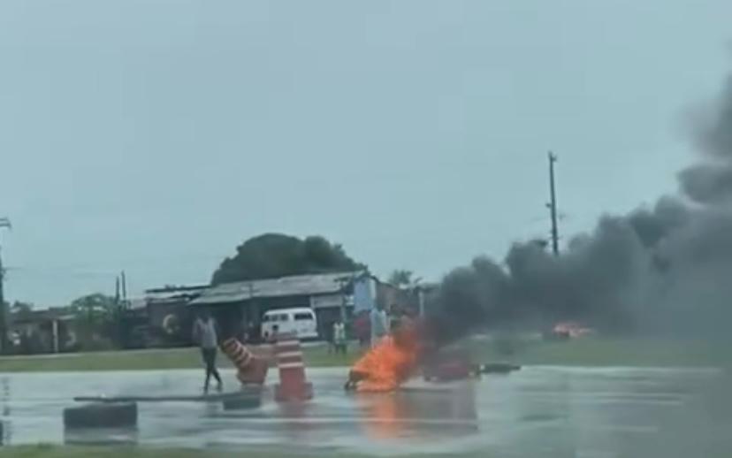 Manifestantes fecham BR-101 entre Paraíba e Pernambuco após derrubada de construções nas margens da rodovia em Caaporã