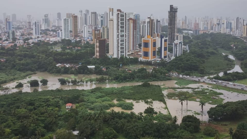 Rio Jaguaribe registra cheia após fortes chuvas em João Pessoa