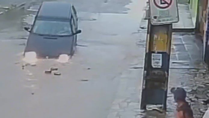 VÍDEO: carro é 'engolido' por buraco em rua de João Pessoa