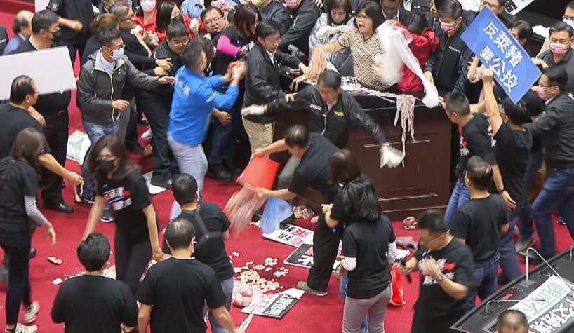 Deputado governista foge com projeto de lei para impedir aprovação em Taiwan