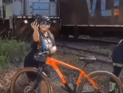 VÍDEO: Ciclista é atinginda por trem ao tirar selfie próximo aos trilhos