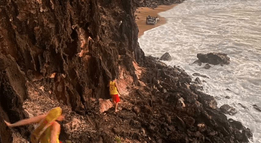 Mulher perde controle de carro e cai de falésia na praia de Pipa