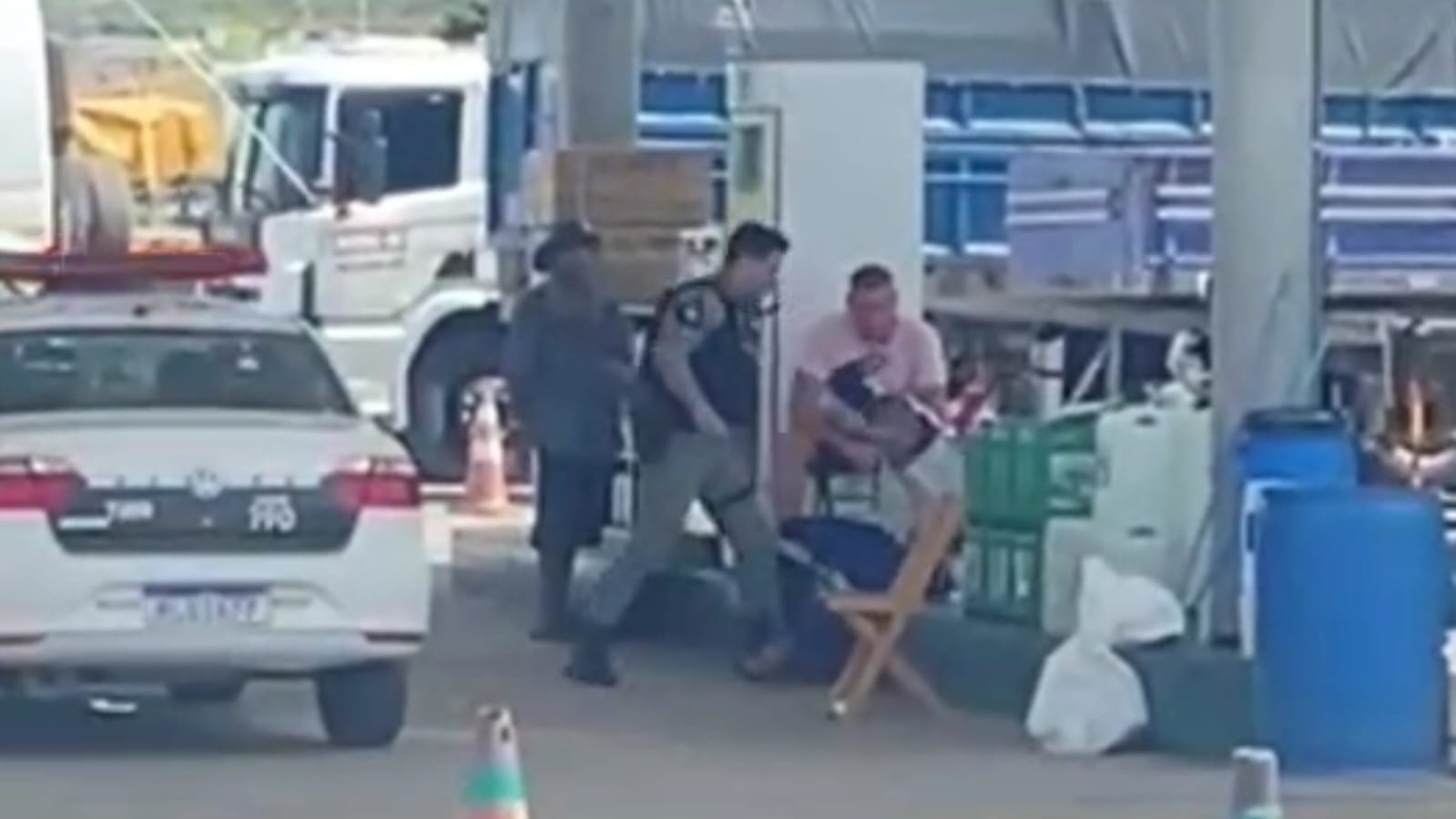 Policial militar é afastado após ser filmado agredindo deficiente em Santa Luzia