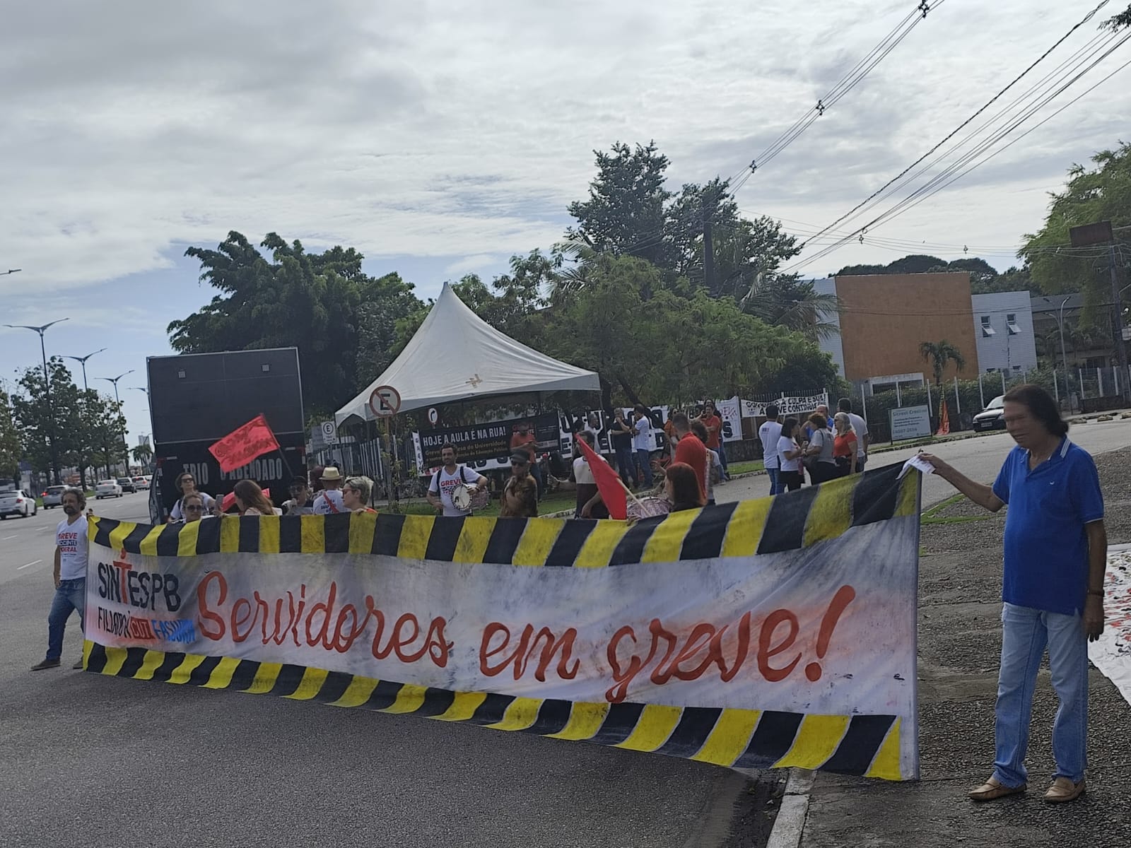 Professores e servidores da UFPB fecham entrada do CCHLA em novo protesto por aumento salarial