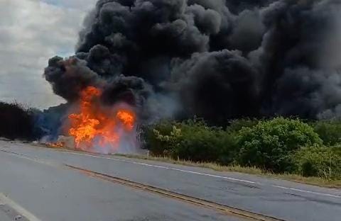 VÍDEO: BR-230 é interditada após caminhão tombar e pegar fogo