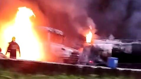 VÍDEO: caminhões pegam fogo após colisão na BR-101 em Mamanguape e trânsito fica interditado