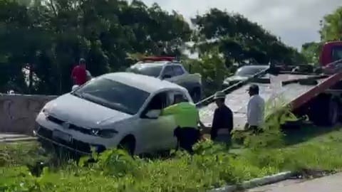 VÍDEO: motorista tenta passar com carro por via interditada em João Pessoa e acaba caindo em vala