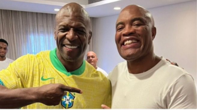 No Brasil, Terry Crews posa com Anderson Silva: “Amo esse país”