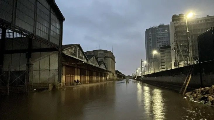 Nível do Guaíba volta a subir e inunda ruas de Porto Alegre