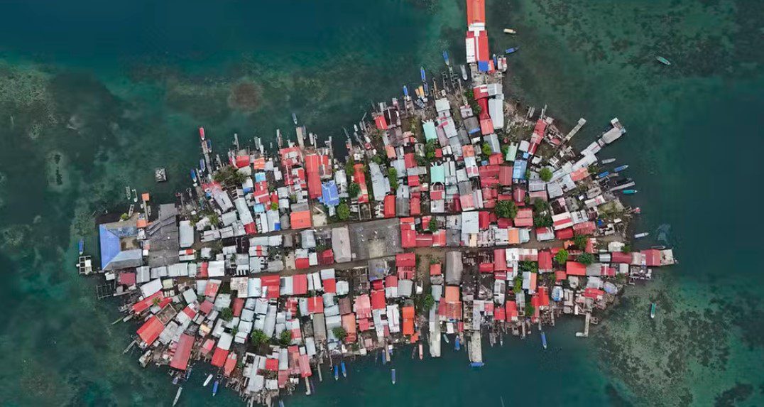 Ilha de Gardi Sugdub, no arquipélogo de San Blas, no Panamá, que teve de ser parcialmente evacuada por conta do aumento do nível do mar, em junho de 2024. — Foto: Matías Delacroix/ AP