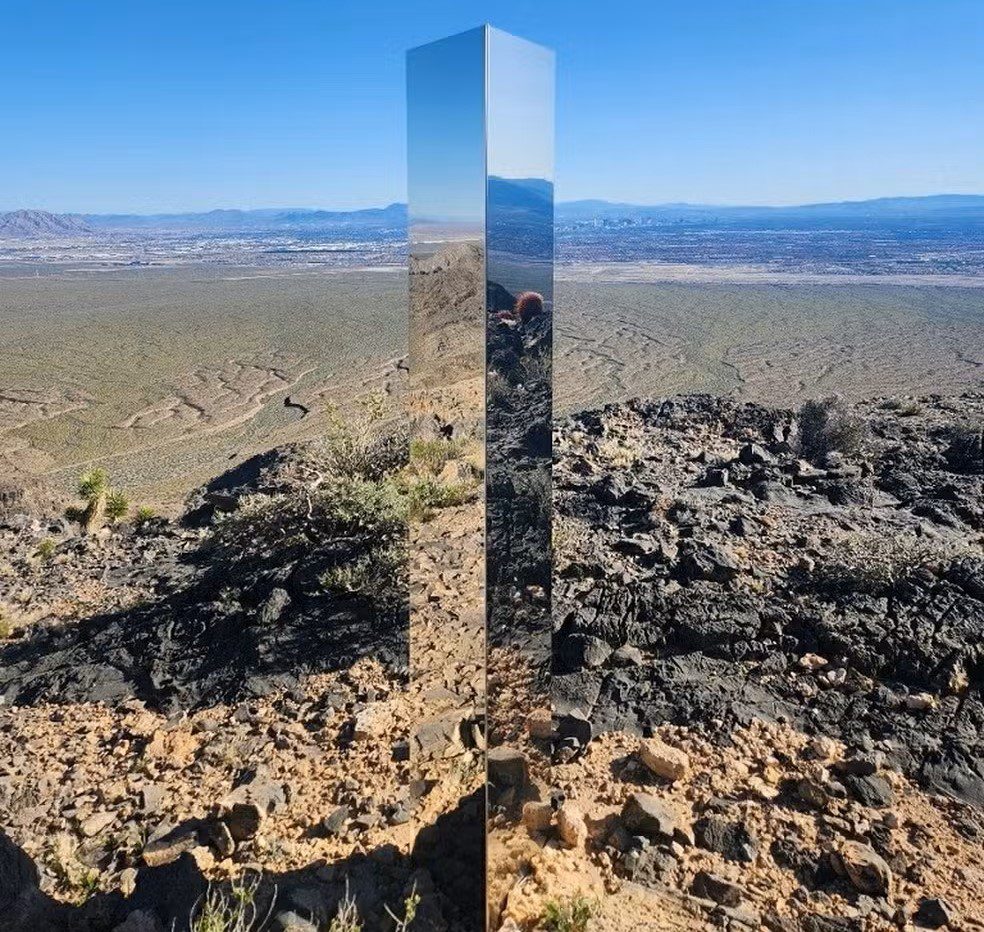 Monólito espelhado encontrado perto de Las Vegas no final de semana do dia 15 de junho de 2024. — Foto: Polícia de Las Vegas