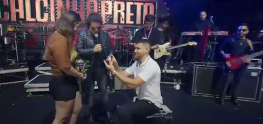 VÍDEO: fã da Calcinha Preta é pedida em casamento durante show da banda no São João de Campina Grande