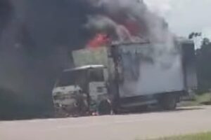 VÍDEO: caminhão baú pega fogo e interrompe trânsito em uma das faixas da BR-230 na Grande João Pessoa