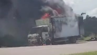 VÍDEO: caminhão baú pega fogo e interrompe trânsito em uma das faixas da BR-230 na Grande João Pessoa