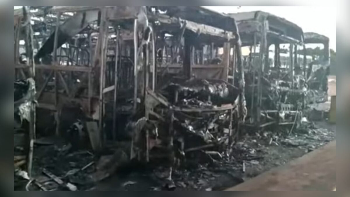 FOTOS: Incêndio destrói cinco ônibus em garagem em João Pessoa