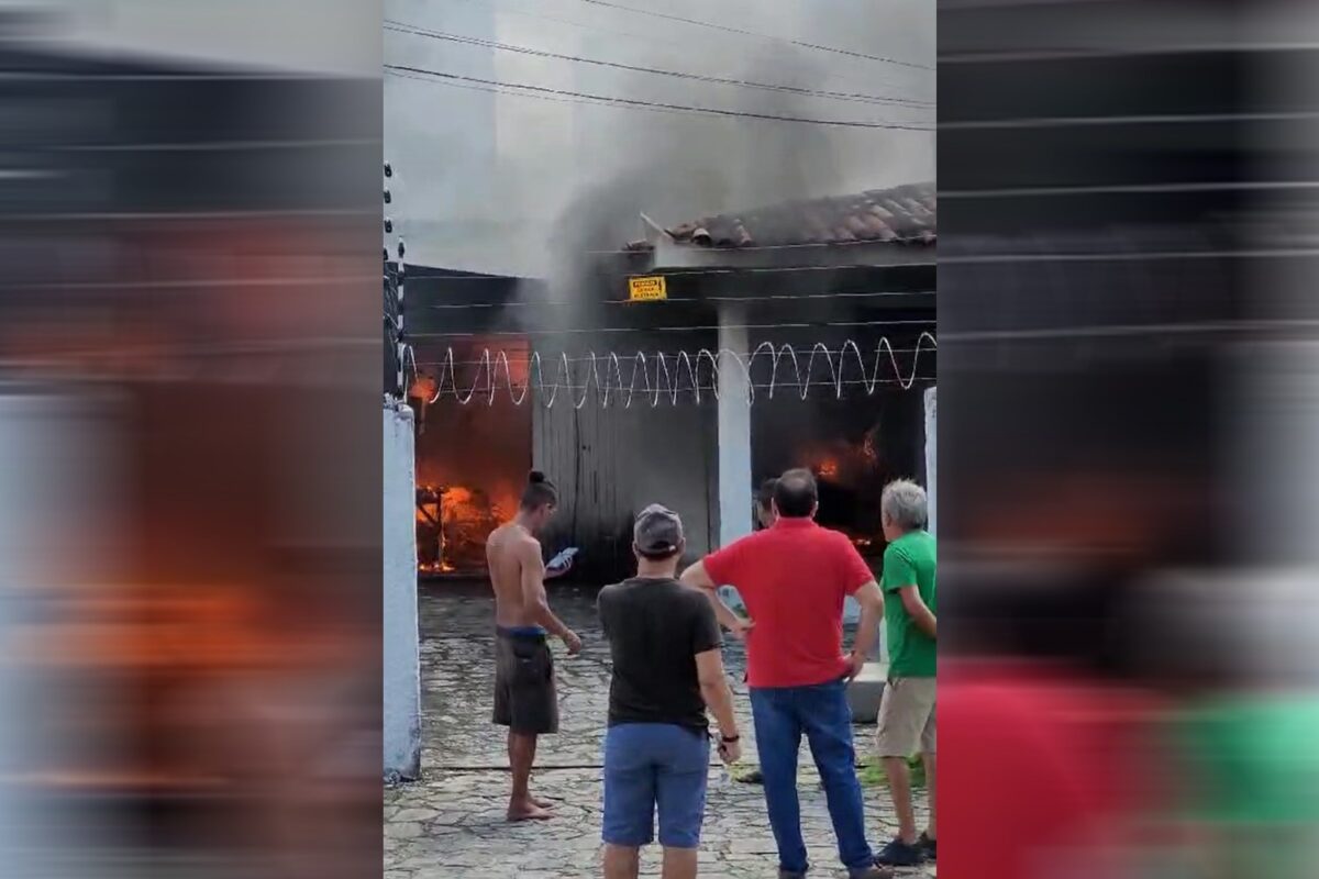 VÍDEOS: casa pega fogo e assusta moradores em Manaíra