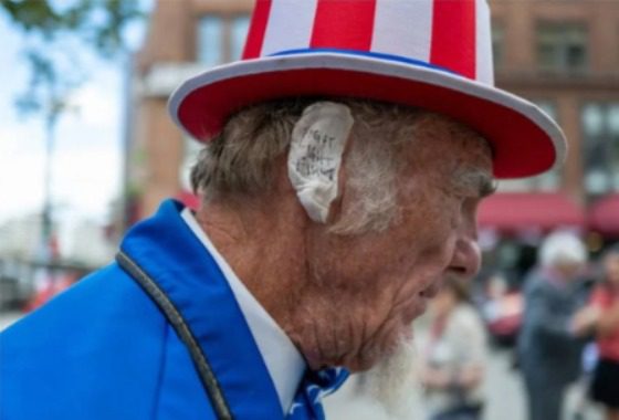 Republicanos se solidarizam com Trump e usam curativo na orelha