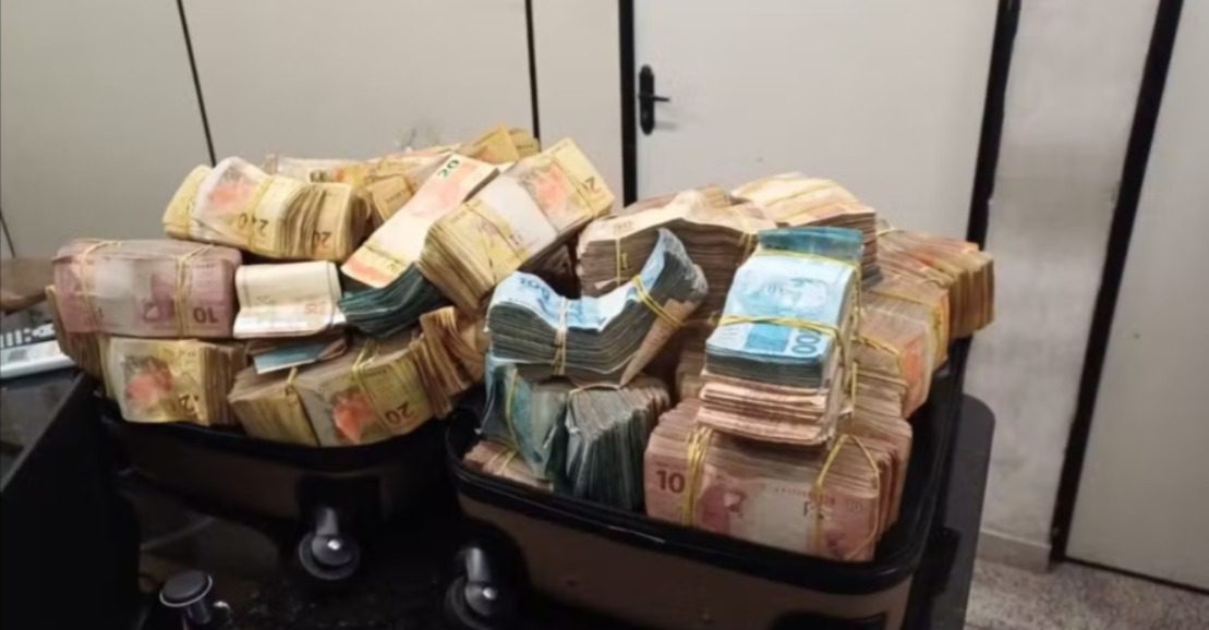 PRF encontra quase R$ 800 mil escondidos em painel de carro; motorista é preso