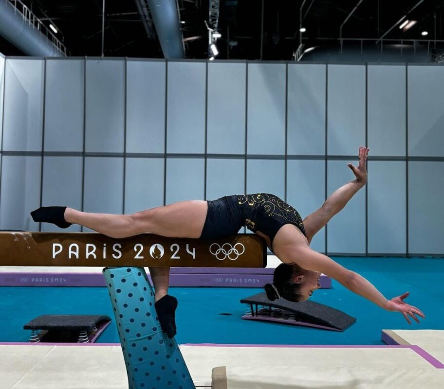 Júlia Soares compete na final da trave. Equipe da ginástica do Brasil