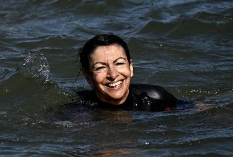 Prefeita de Paris, Anne Hidalgo, nada das águas do Rio Sena, em Paris, dias antes da abrtura dos Jogos Olímpicos de 2024 na cidade — Foto: Julien de Rosa/AFP