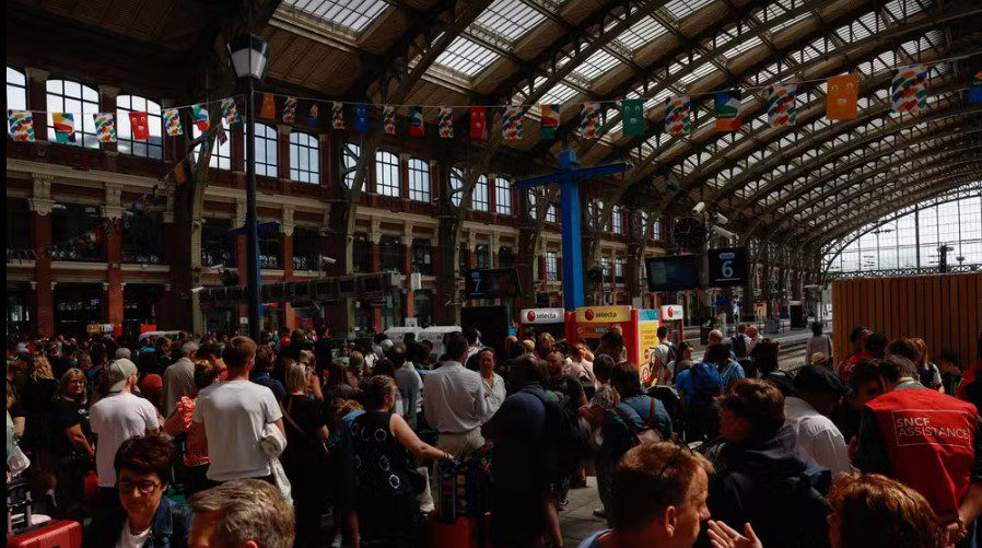 Passageiros aguardam na Estação de Lille-Flanders após sabotagem interromper a circulação de trens de alta velocidade na França no dia 26 de julho de 2024 — Foto: Evelyn Hockstein/Reuters