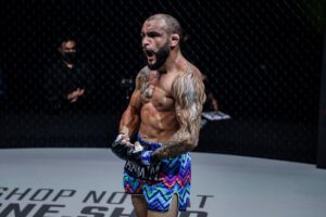 John Lineker projeta estreia no muay thai, mas garante foco no MMA: "Ser campeão de novo"