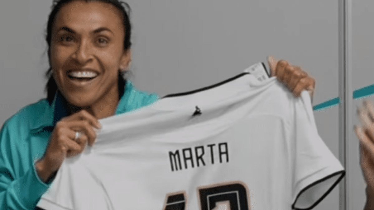 Marta com a camisa do Treze