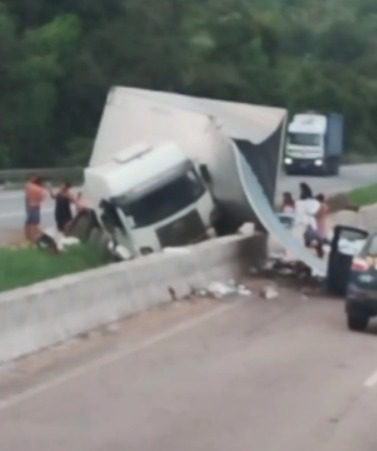 FOTOS E VÍDEOS: BR-101 segue interditada entre João Pessoa e Recife, após tombamento de caminhão