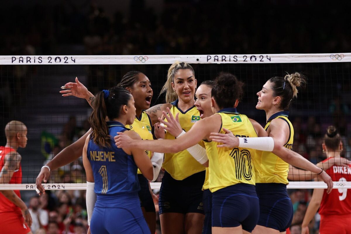 Seleção brasileira vence a Turquia e leva medalha de bronze no vôlei feminino