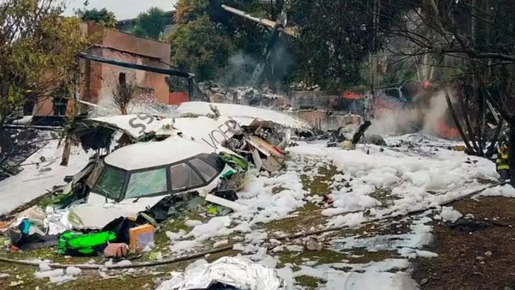 Escombros do avião da Voepass que caiu em Vinhedo (SP).