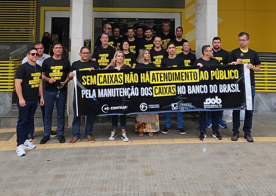 Bancários do Banco do Brasil protestam em João Pessoa contra extinção da função de caixa