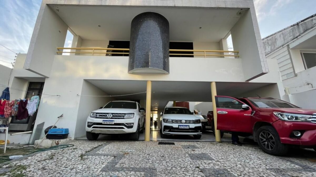 Carros de luxo foram apreendidos na casa de Pietro Harley durante a Operação Calvário - Foto: Clilson Júnior