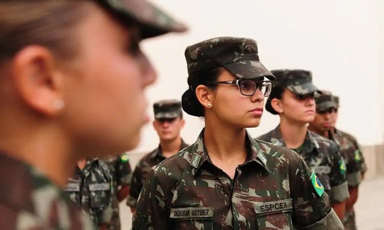 Brasil passa a permitir o alistamento militar feminino aos 18 anos; conheça regras