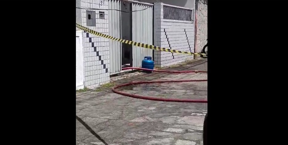 Incêndio atinge casa em João Pessoa e homem é encontrado morto no imóvel