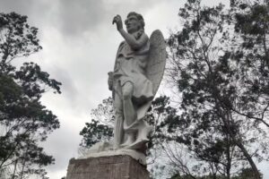 Estátua de Lúcifer erguida em Gravataí pesa uma tonelada e custou R$ 35 mil — Foto: Mestre Lukas de Bará da Rua/Divulgação